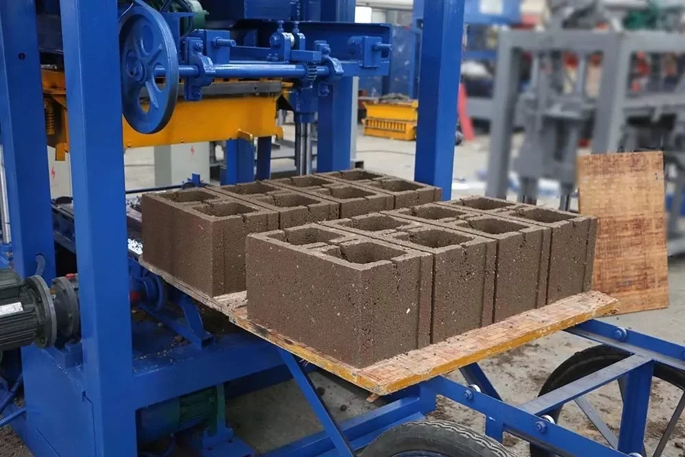 small brick/block making machine with interchangeable moulds for solid and hollow blocks