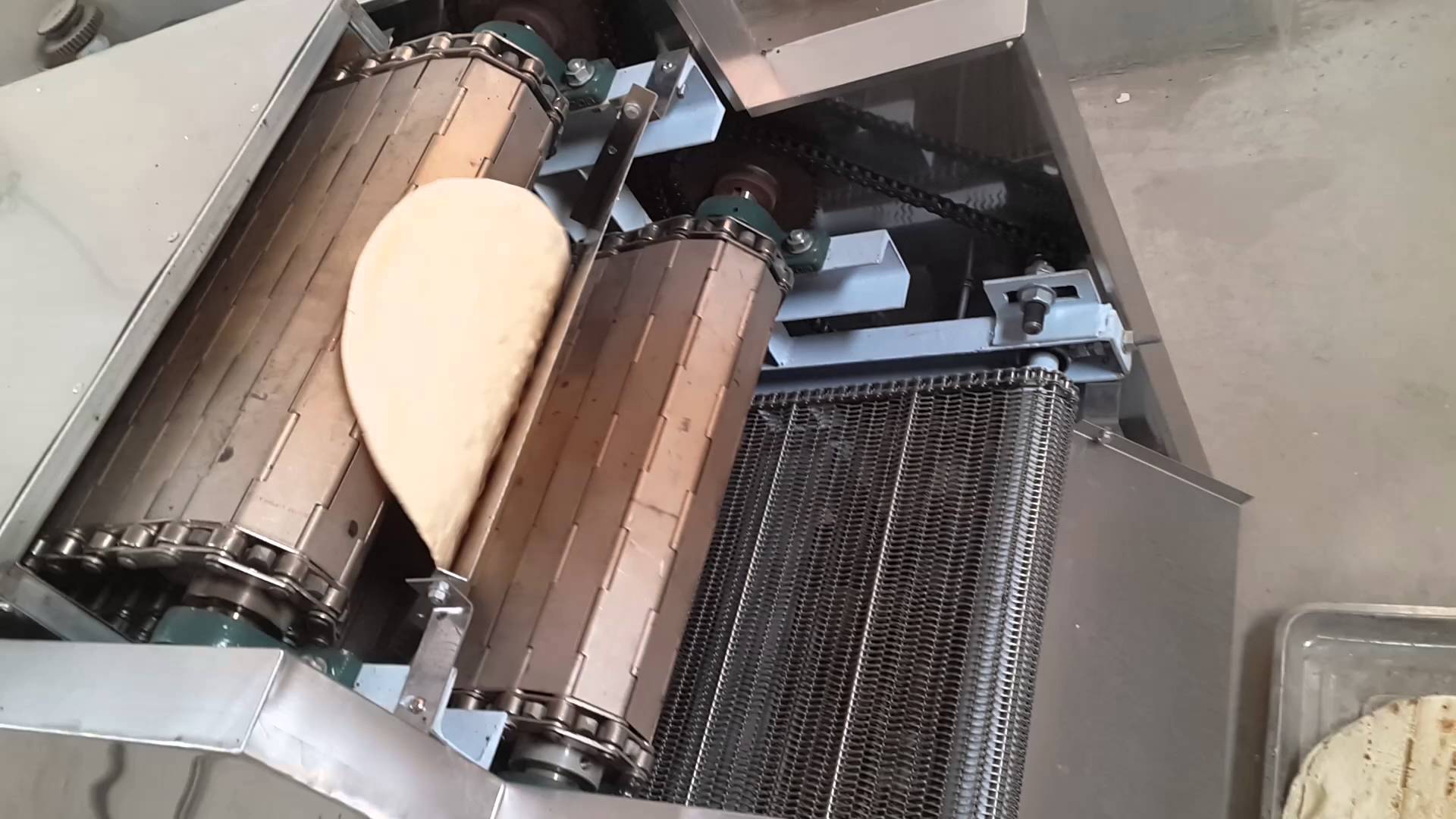Roti bread making machine